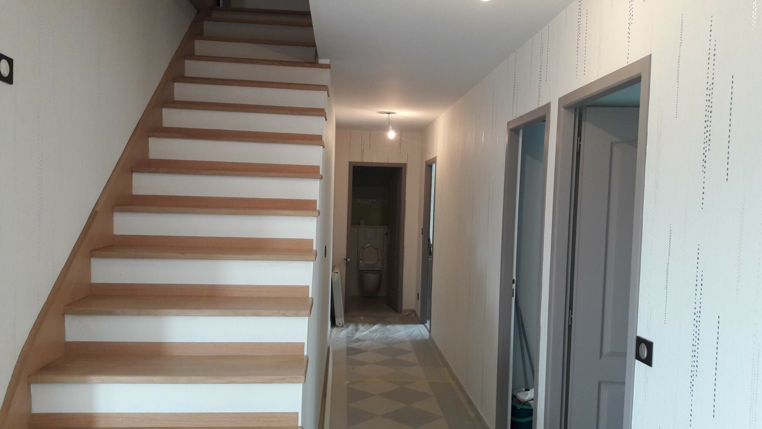 travaux de peinture intérieure dans une maison